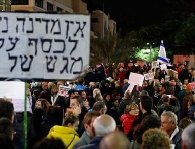 Ισραηλινοί κατέκλυσαν το κέντρο του Τελ Αβίβ για να διαμαρτυρηθούν για τη «διαφθορά της κυβέρνησης»